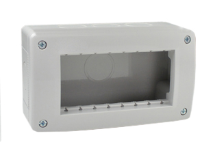 SURFACE MOUNT 4 GANG INSULATED MODULAR DEVICE WALL BOX, IP40 RATED. ACCEPTS ONE 67.5mmX45mm & ONE 22.5mmX45mm OR TWO 45mmX45mm OR FOUR 22.5mmX45mm MODULAR SIZE DEVICES. GRAY.

<br><font color="yellow">Notes: </font>
<BR><font color="yellow">*</font> View European, British, International Outlets / Switches. <a href="https://www.internationalconfig.com/modular_electrical_devices.asp" style="text-decoration: none">[ Entire Modular Device Series ]</a>  
<br><font color="yellow">*</font> Box has nine cable entry knockouts.
