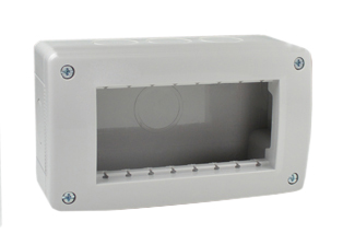 SURFACE MOUNT 4 GANG INSULATED MODULAR DEVICE WALL BOX, IP40 RATED. ACCEPTS ONE 67.5mmX45mm & ONE 22.5mmX45mm OR TWO 45mmX45mm OR FOUR 22.5mmX45mm MODULAR SIZE DEVICES. GRAY.

<br><font color="yellow">Notes: </font>
<BR><font color="yellow">*</font> View European, British, International Outlets / Switches. <a href="https://www.internationalconfig.com/modular_electrical_devices.asp" style="text-decoration: none">[ Entire Modular Device Series ]</a>  
<br><font color="yellow">*</font> Box has nine cable entry knockouts.
