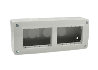 SURFACE MOUNT 6 GANG INSULATED MODULAR DEVICE WALL BOX, IP40 RATED. ACCEPTS VARIOUS COMBINATIONS OF 67.5mmX45mm, 45mmX45mm AND 25mmX45mm MODULAR SIZE DEVICES. GRAY.

<br><font color="yellow">Notes: </font>
<BR><font color="yellow">*</font> View European, British, International Outlets / Switches. <a href="https://www.internationalconfig.com/modular_electrical_devices.asp" style="text-decoration: none">[ Entire Modular Device Series ]</a>  
<br><font color="yellow">*</font> View Dimensional Data Sheet for device size combination options this box accepts.
<br><font color="yellow">*</font> Box has eleven cable entry knockouts.
