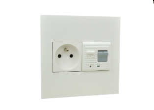 FRANCE, BELGIUM  <font color="yellow"> GFCI (RCBO/RCD) </font> OUTLET, 16 AMPERE-230 VOLT, 50/60 Hz, <font color="yellow">10mA TRIP</font>, CEE 7/5 TYPE E (FR1-16R), SHUTTERED CONTACTS, TEST / RESET BUTTON, INDICATOR LIGHT, 2 POLE-3 WIRE GROUNDING (2P+E), FLUSH MOUNTS ON  STANDARD AMERICAN 2 GANG WALL BOX. WHITE.

<BR><font color="yellow">Notes:</font>
<BR><font color="yellow">*</font> Downstream outlets can be protected. Use on single phase 230 volt circuits only.
<BR><font color="yellow">*</font> Latched RCD, No reset after power failure. RCBO (single pole + neutral) provides over current protection.
<BR><font color="yellow">*</font> Not for use on life support, medical equipment, refrigeration equipment.  
<BR><font color="yellow">*</font> GFCI (RCBO/RCD) outlets are available for all countries. Contact us.  
