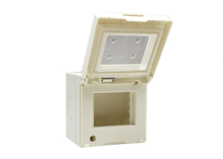 SURFACE MOUNT IP55 RATED WEATHERPROOF WALL BOX, "FLEXIBLE" TRANSPARENT COVER, ACCEPTS SOUTH AMERICA, EUROPEAN, INTERNATIONAL 37mmX50mm, 18.5mmX50mm MODULAR SIZE DEVICES, FOUR 25mm KNOCKOUTS. WHITE. 

<br><font color="yellow">Notes: </font> 
<br><font color="yellow">*</font> Accepts one 37mmx50mm device or two 18.5mmx50mm size devices.
<br><font color="yellow">*</font> Scroll down to view outlets, sockets, switches, surface mount boxes, IP55 rated weatherproof covers, weatherproof boxes, panel mount and DIN rail mount frames.
