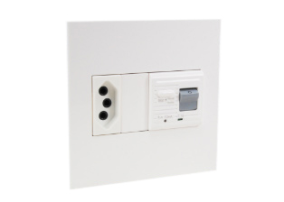 BRAZIL 10 AMPERE-230 VOLT GFCI (RCBO/RCD) OUTLET, TYPE N, NBR 14136 (BR2-10R), 50/60 Hz 10mA TRIP, 2 POLE-3 WIRE GROUNDING (2P+E). WHITE.
<br> <font color="yellow">NOTES:</font>  
<br> <font color="yellow">*</font> Mounts on American 4X4 wall boxes.    
<br><font color="yellow">*</font> Outlet accepts Brazil 10A-250V, 2.5A-250V plugs, Power Cords.